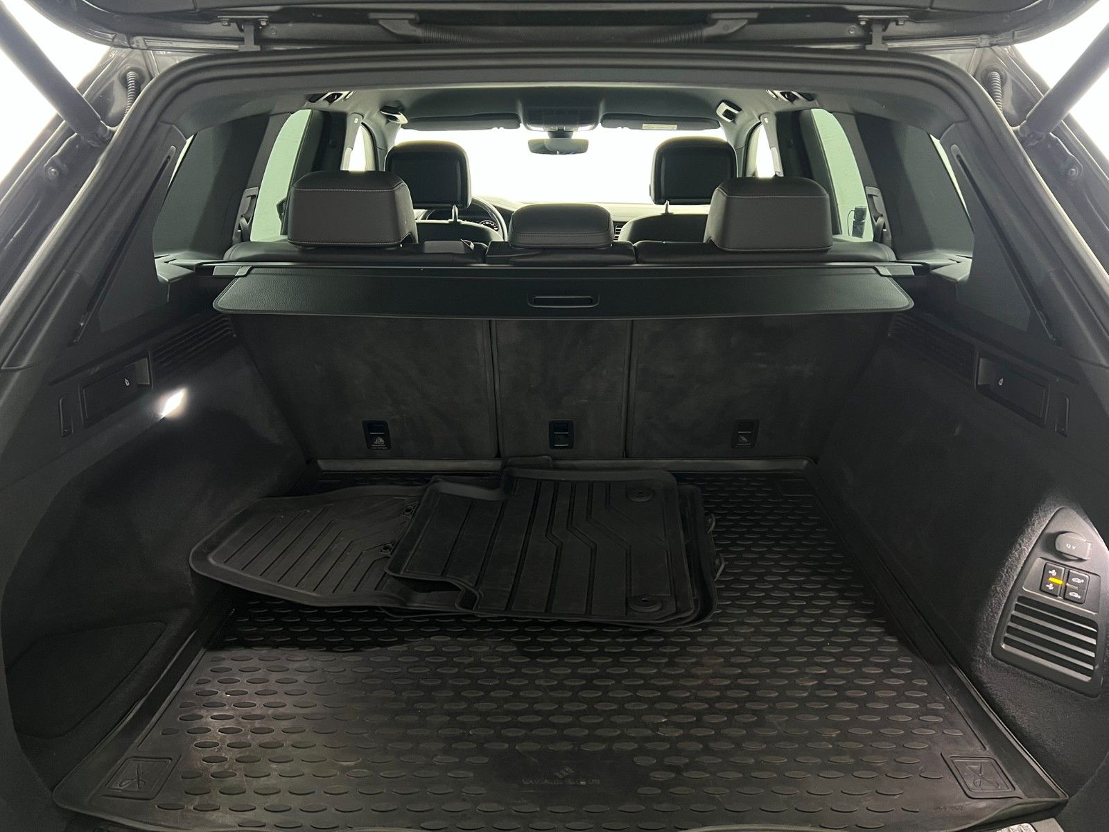 Fahrzeugabbildung Volkswagen Touareg 4Motion R-LINE/MATRIX/AHK/INNOVISION/21*