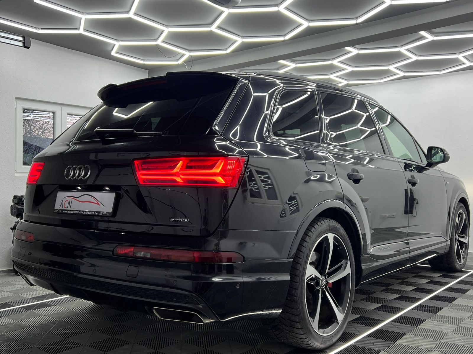 Fahrzeugabbildung Audi Q7 3.0 TDI Quattro/S-LINE/AHK/AMBI+/PANO/7-SITZ