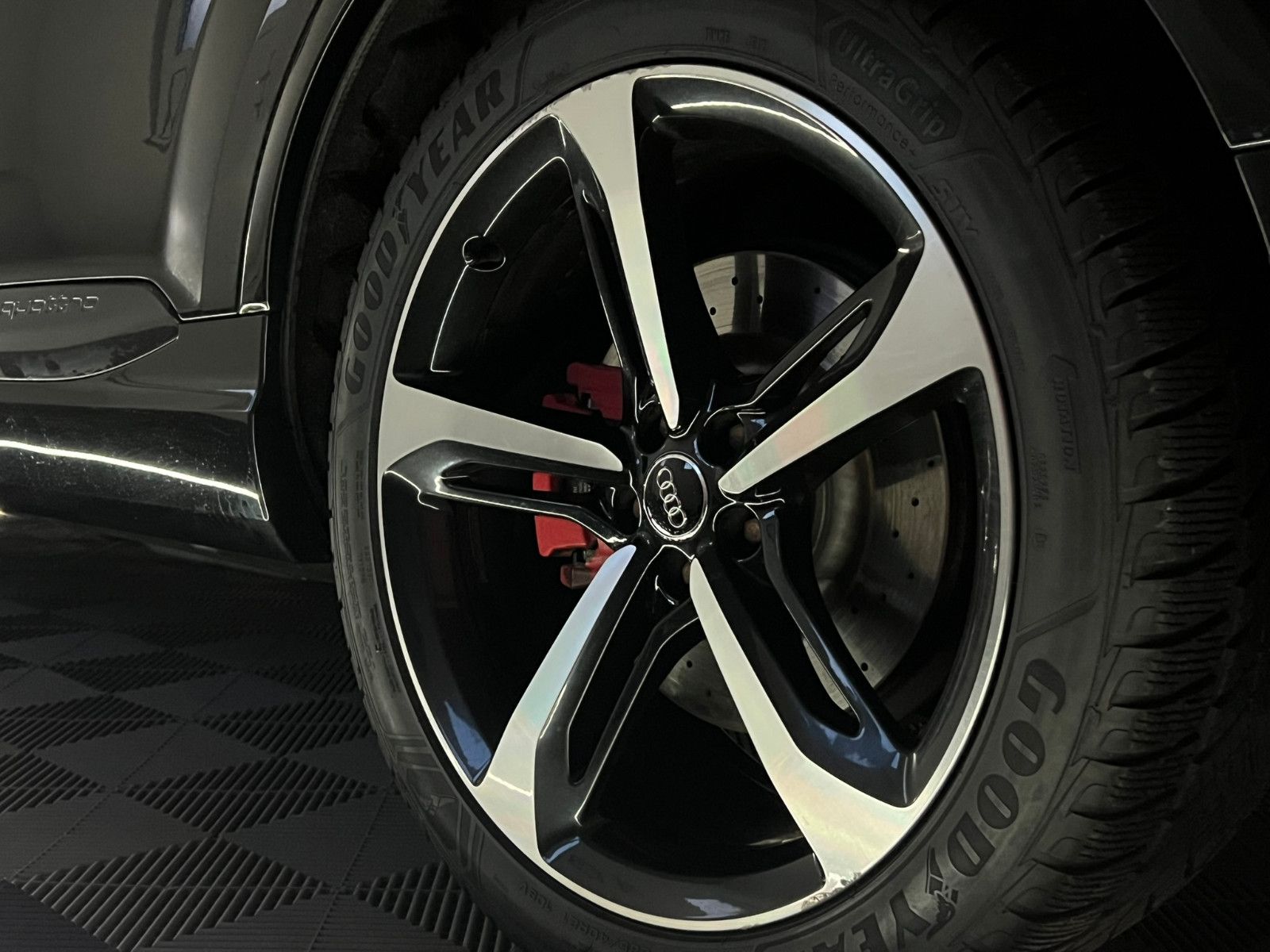 Fahrzeugabbildung Audi Q7 3.0 TDI Quattro/S-LINE/AHK/AMBI+/PANO/7-SITZ