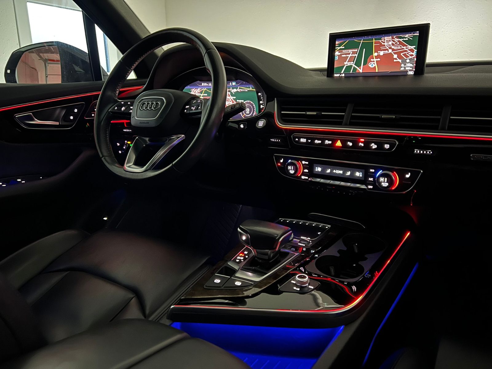 Fahrzeugabbildung Audi Q7 3.0 TDI Quattro/S-LINE/AHK/AMBI+/PANO/7-SITZ