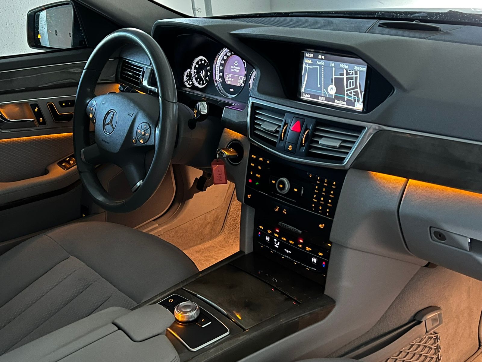 Fahrzeugabbildung Mercedes-Benz E 350 CGI BlueEfficiency/ACC/H&K/eGSD/ELEGANCE