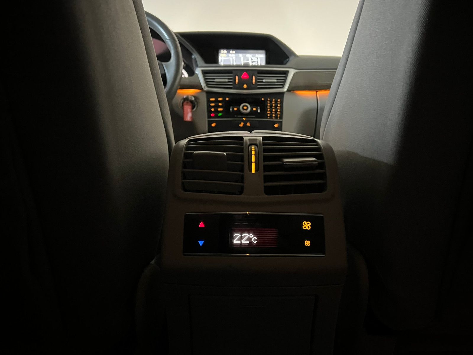 Fahrzeugabbildung Mercedes-Benz E 350 CGI BlueEfficiency/ACC/H&K/eGSD/ELEGANCE