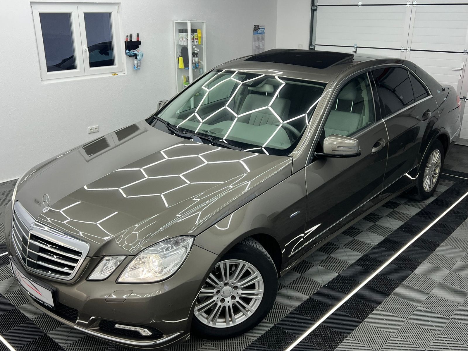 Fahrzeugabbildung Mercedes-Benz E 350 CGI BlueEfficiency/ACC/H&K/eGSD/ELEGANCE