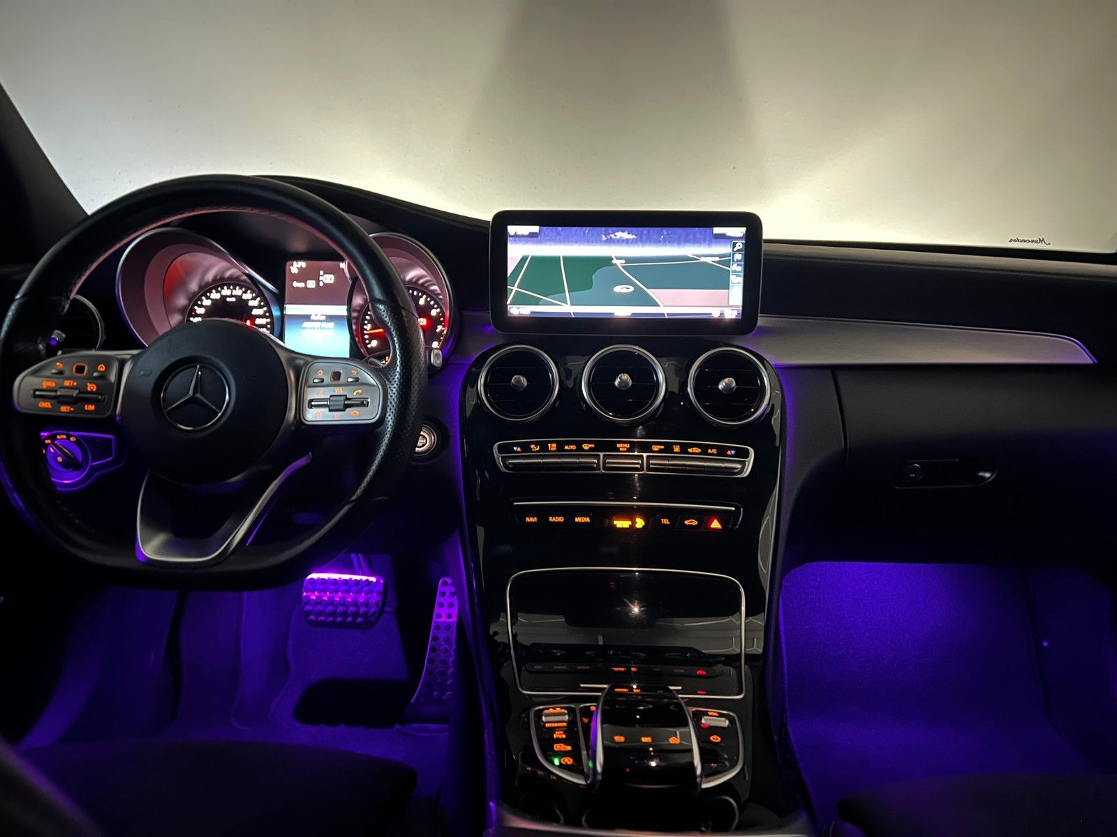 Fahrzeugabbildung Mercedes-Benz C 300 Lim. AMG-LINE/STHZ/LED/KAMERA/AMBIENTE+