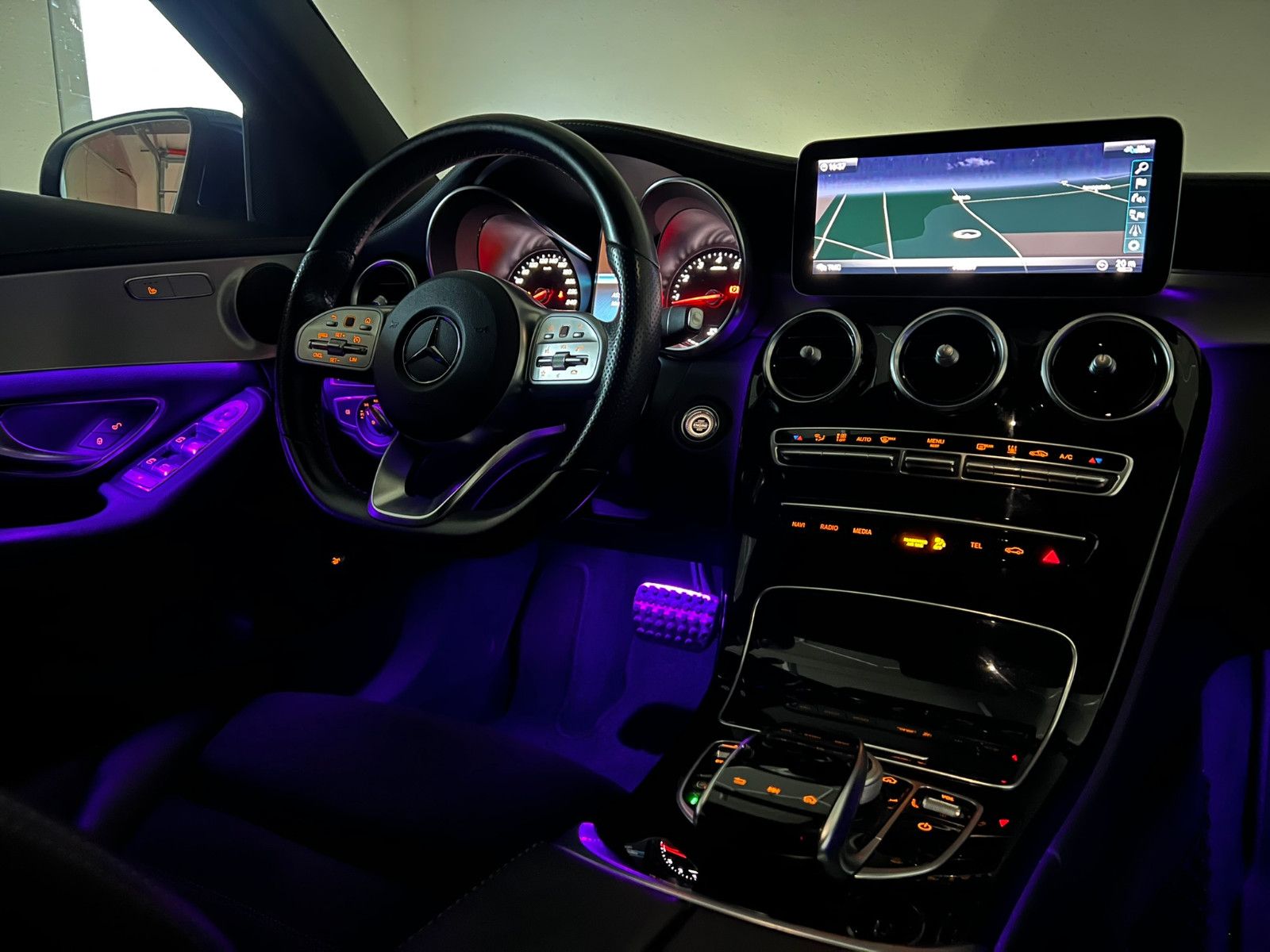 Fahrzeugabbildung Mercedes-Benz C 300 Lim. AMG-LINE/STHZ/LED/KAMERA/AMBIENTE+