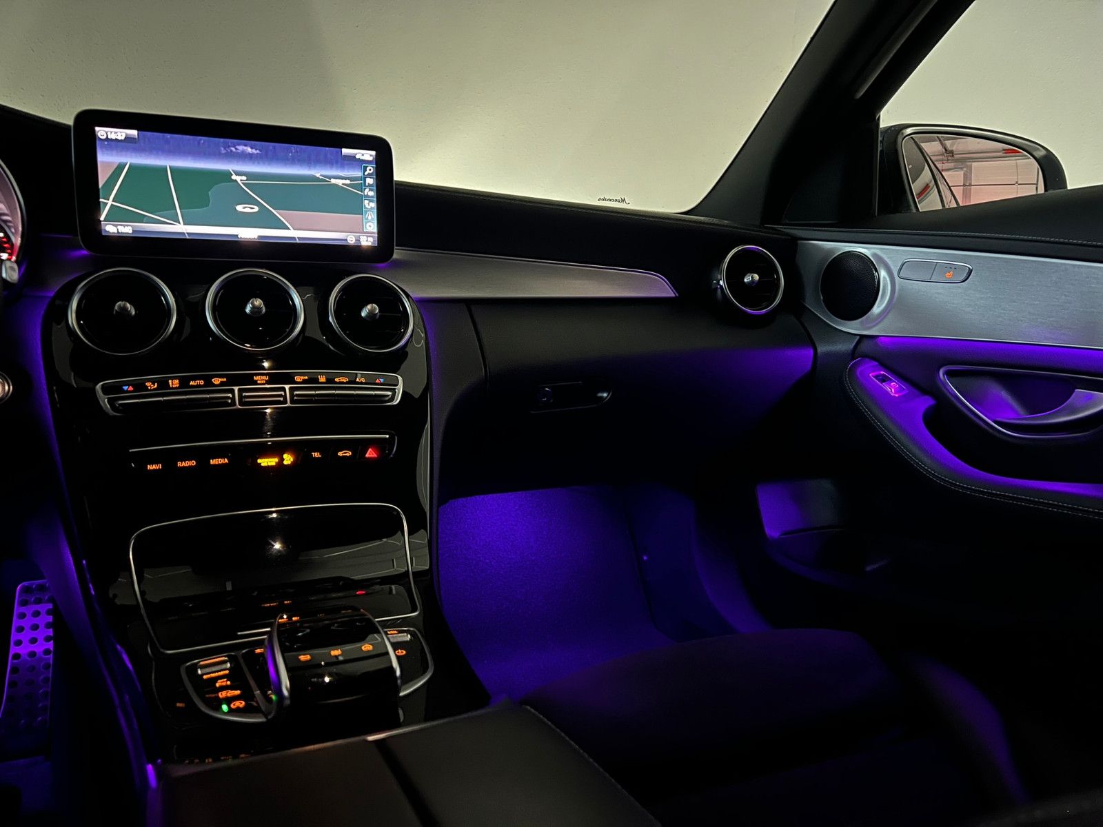 Fahrzeugabbildung Mercedes-Benz C 300 Lim. AMG-LINE/STHZ/LED/KAMERA/AMBIENTE+