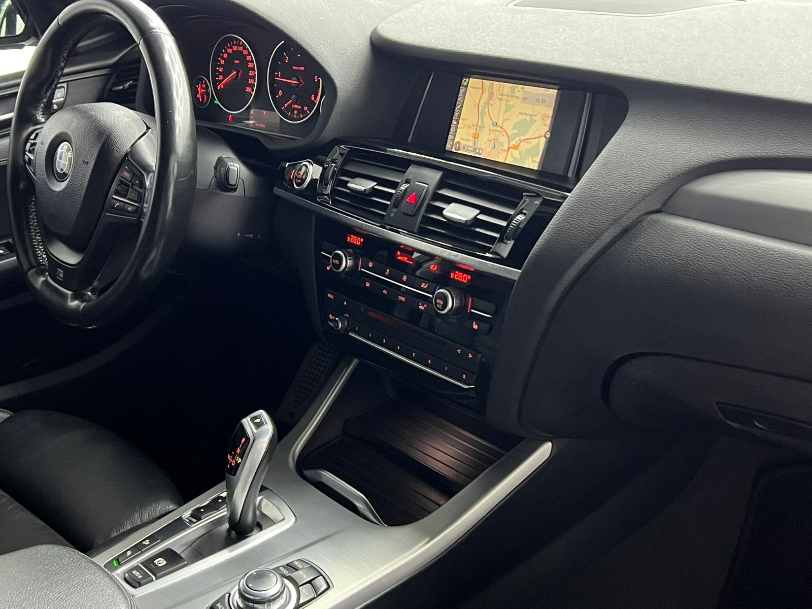 Fahrzeugabbildung BMW X4 xDrive 20 d M SPORT PAKET/LEDER/NAVI/KAMERA