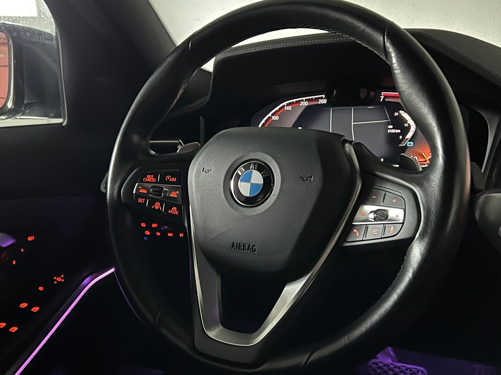 Fahrzeugabbildung BMW 330 i LUXURY LINE/LASER/eGSD/VRTL COCKPIT/ACC